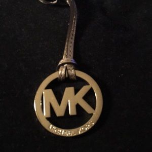 MICHAEL KORS PURSE TAG GOLD COLORED.